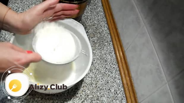 Для приготовления теста на майонезе для любой выпечки, добавьте муку