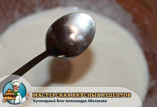 добавить в яичную смесь уксус