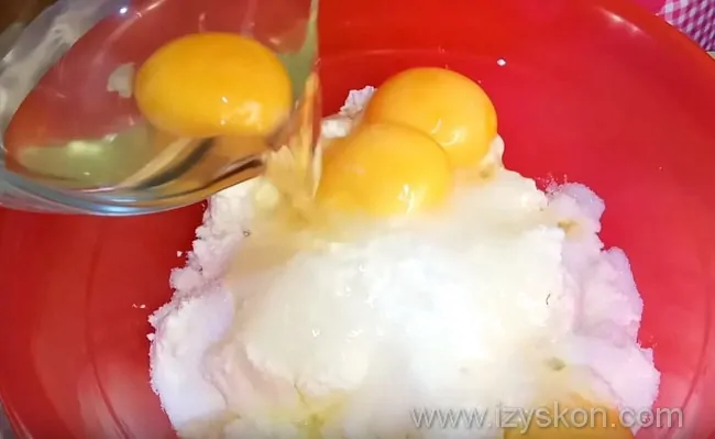 добавляем яйца