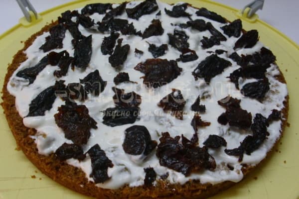 Корж с кремом и черносливом