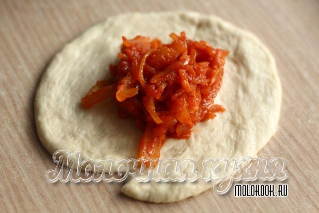 Начинка лежить на плоской заготовке для пирожка