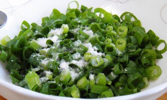 нарезанный лук с солью