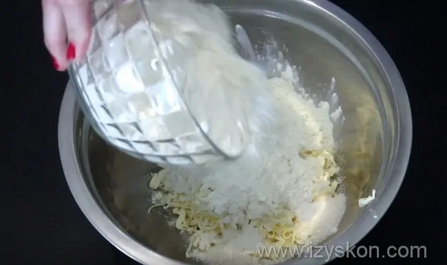 подсыпаем муку