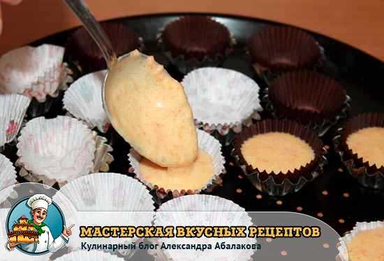 разлить морковное тесто по формам