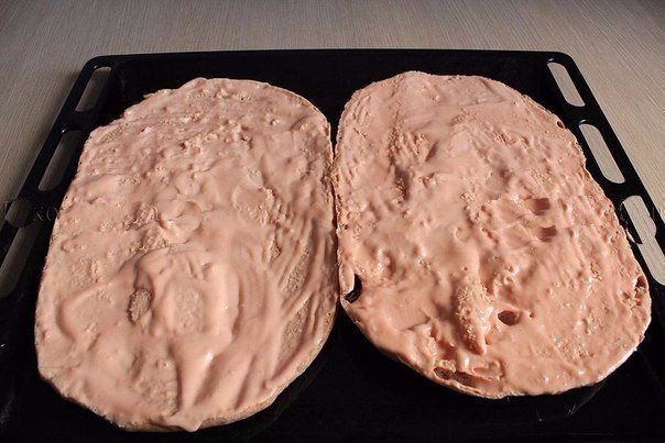 Смазанные половинки лаваша