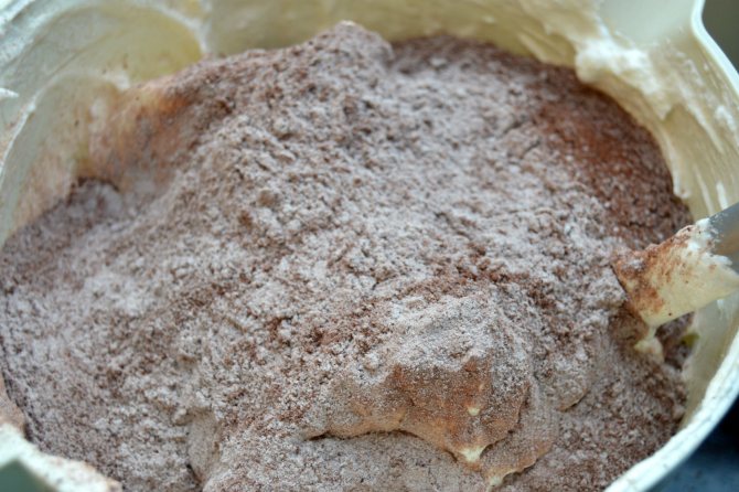 Смешать продукты для бисквита