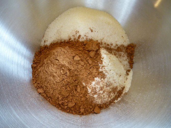 Смешать сыпучие продукты для бисквита