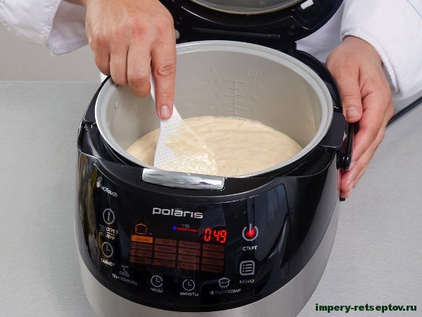 вылить тесто в мультиварку