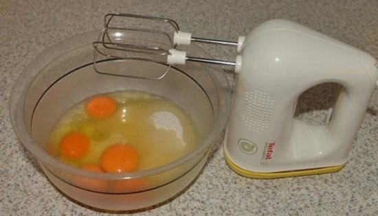 Яйца вбиваем в удобную емкость