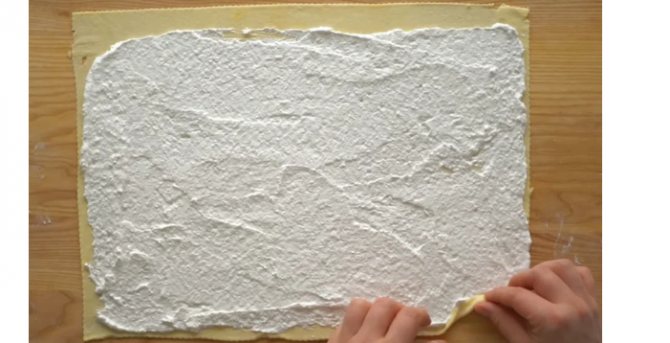 Закрутите творожное тесто в рулет